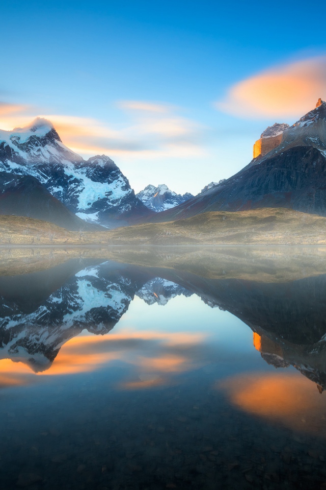 Горы Анды в парке Торрес-дель-Пайне отражаются в воде, Патагония, Чили. 