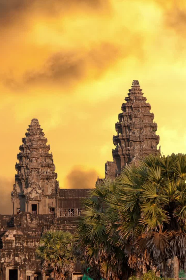 Древний храм Ангкор Ват башни на фоне заката 