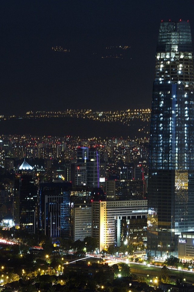 Огни небоскребов ночью, город Сантьяго Чили 