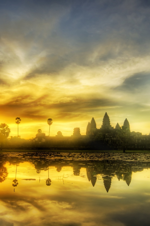 Храмовый комплекс Ангкор Ват на рассвете 