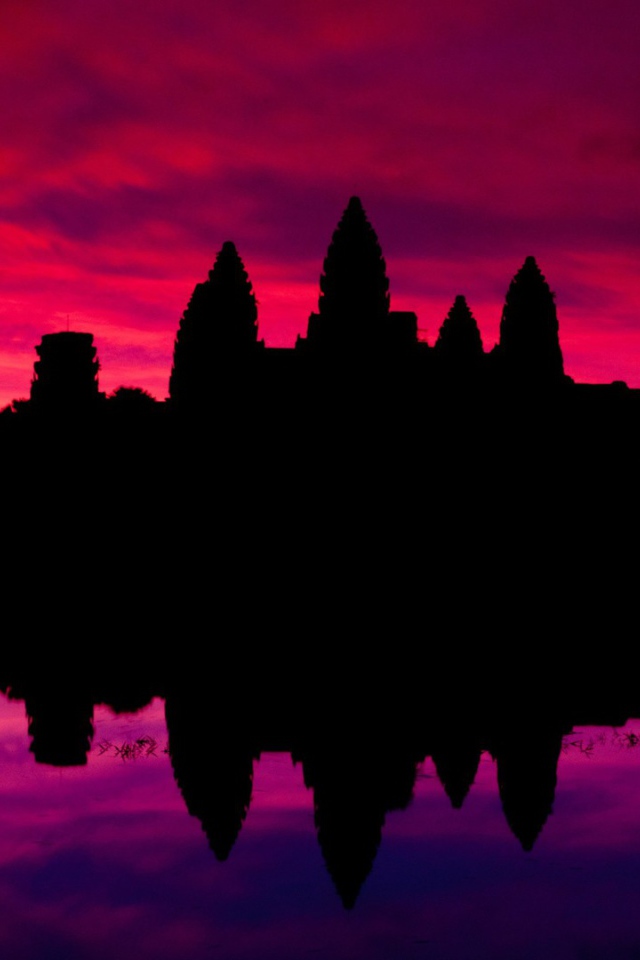 Башни храма Ангкор Ват на фоне закатного неба 