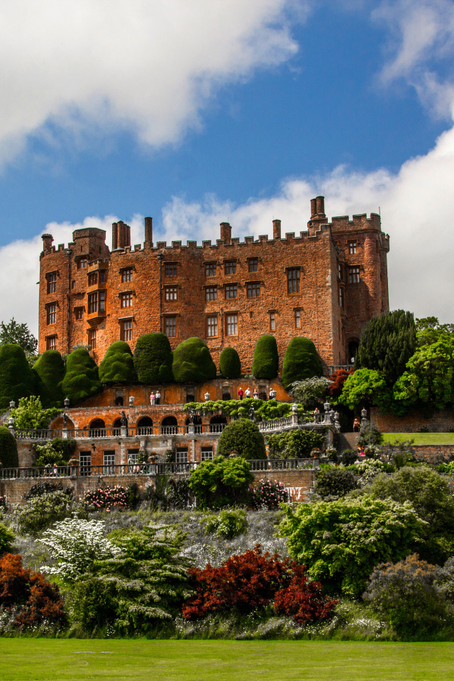 Вид на замок Powis Castle с красивыми садами, Великобритания