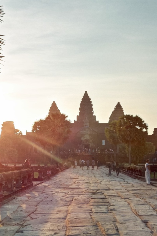 Аллея на закате у храмового комплекса Ангкор Ват в Камбодже 