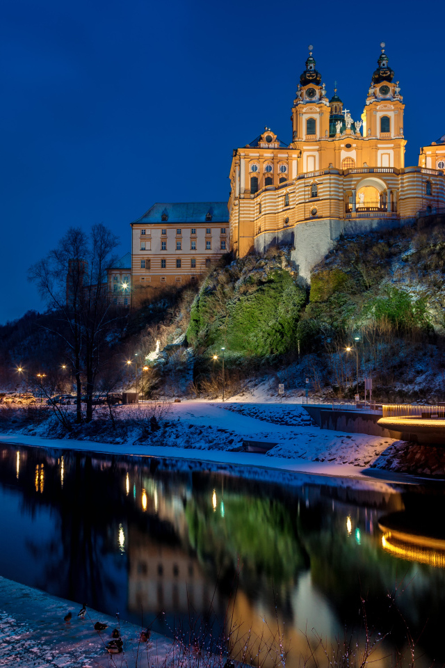 Бенедиктинский монастырь  у реки,  Мельк, Австрия 