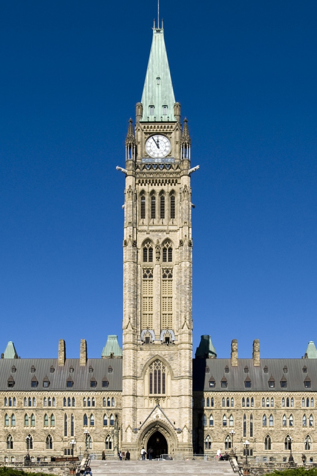 Старинное здание парламента под голубым небом, Канада