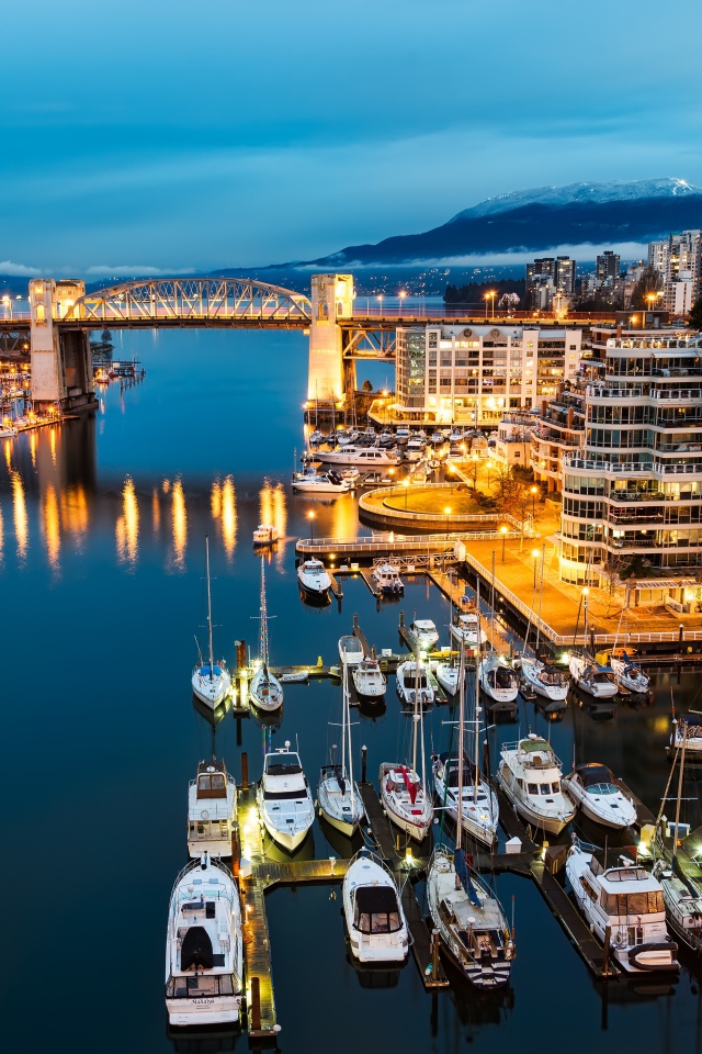 Лодки у причала на фоне ночных огней города Ванкувер, Канада