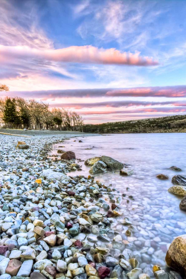 Валуны на берегу озера в национальном парке Уотертон-Лейкс, Канада 