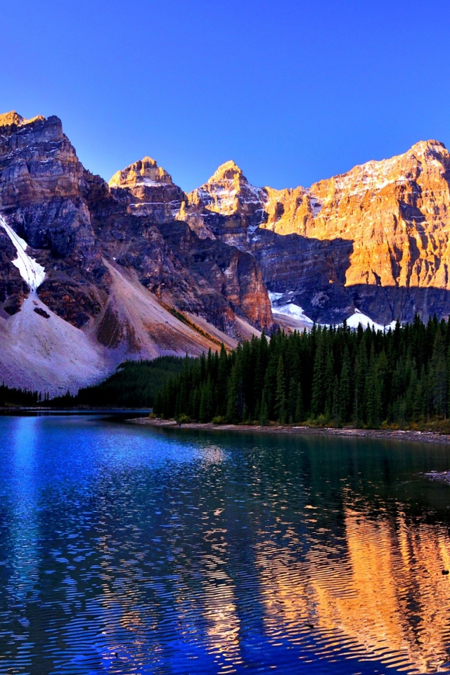 Озеро Луиз у гор в национальном парке Банф, Канада