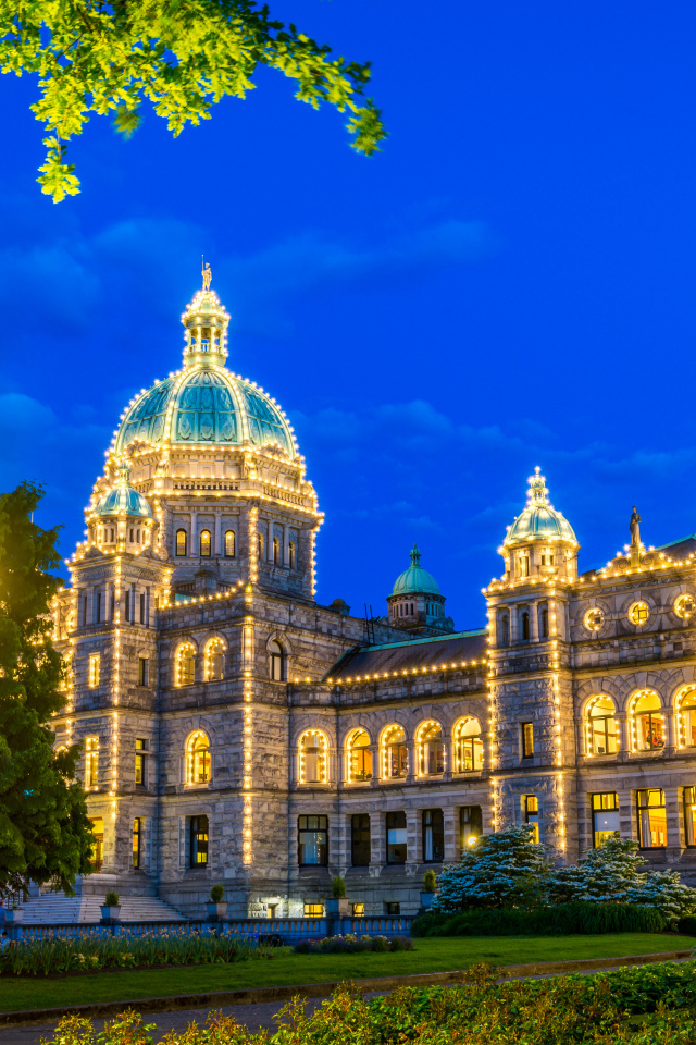 Парламент Британской Колумбии в гирляндах, Ванкувер. Канада
