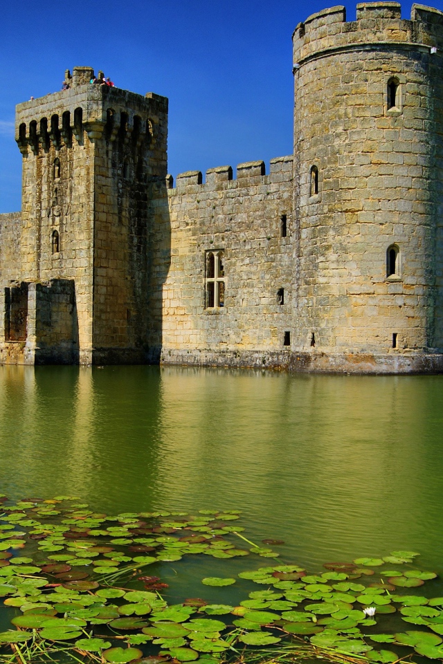 Старинный замок на воде Бодиам, Англия 
