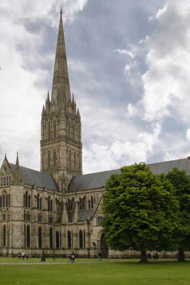 Старинный Солсберийский собор на фоне неба, Англия