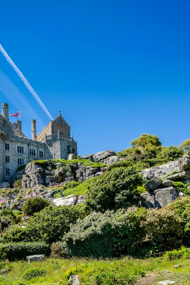 Замок St Michael's Mount на фоне голубого неба, Англия 