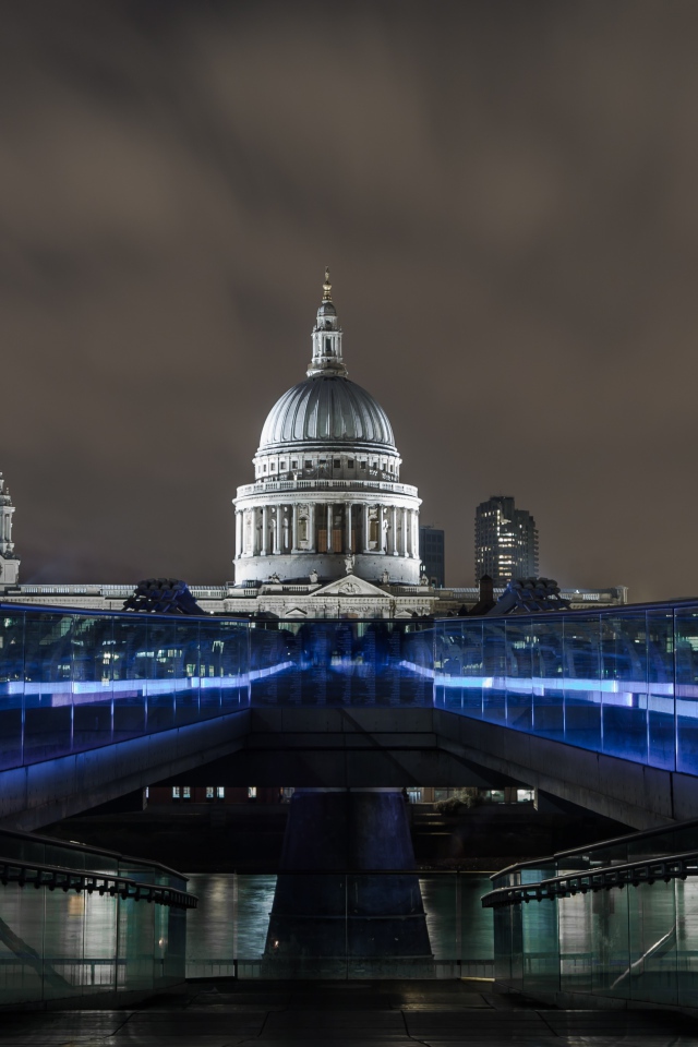 Мост Миллениум с подсветкой, Лондон. Англия 