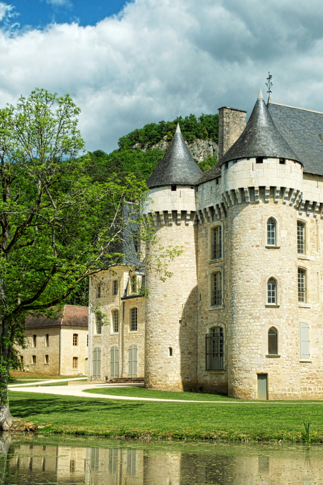 Старинный замок у пруда в зеленом саду, Франция