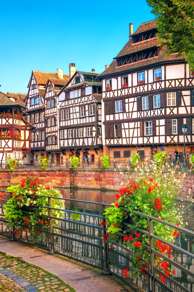 Красивые дома у реки в городе Страсбург, Франция