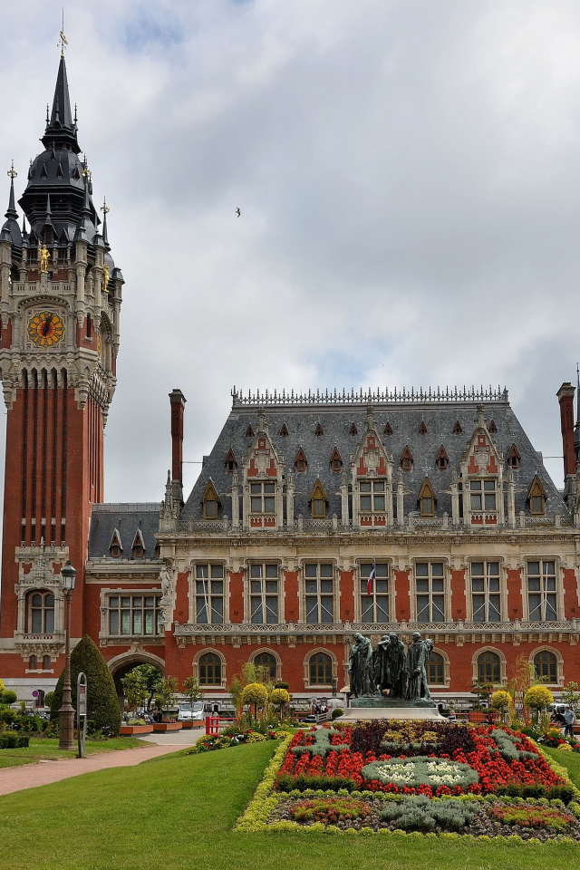 Красивый газон у отеля de Ville in Flemish, Франция