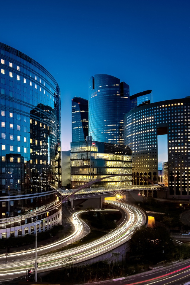 Красивые ночные небоскребы города Париж, Франция 