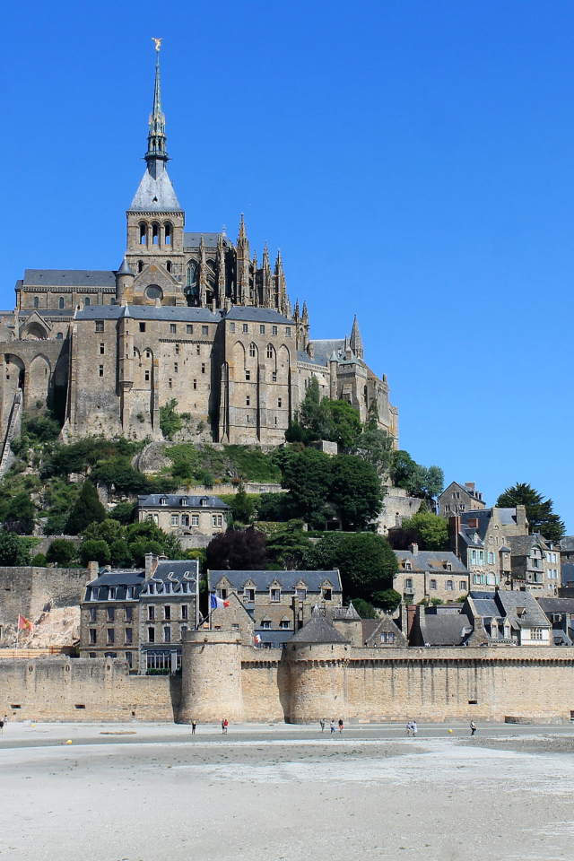 Замок Мон-Сен-Мишель на фоне голубого неба, Франция