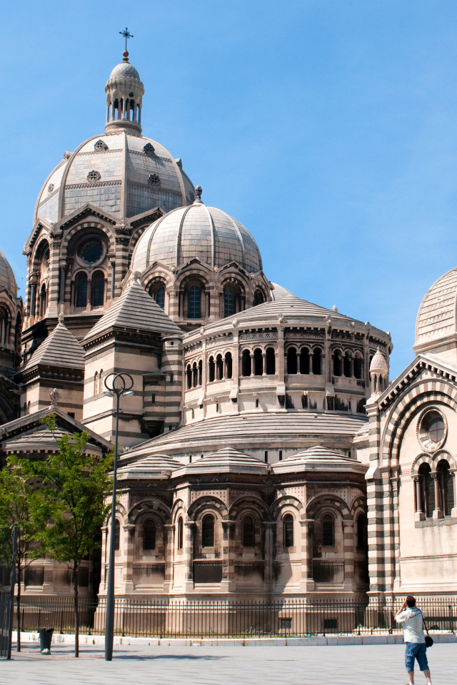 Кафедральный собор Марселя под голубым небом, Франция