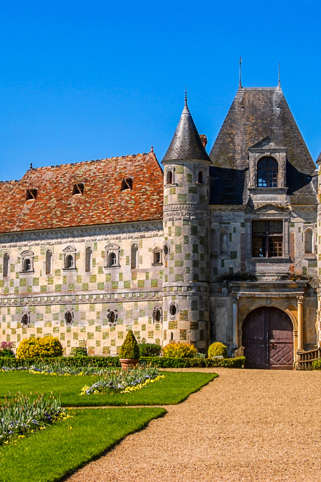 Замок Chateau de St Germain de Livet с зеленым газоном, Франция