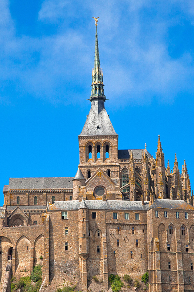 Остров крепость Мон-Сен-Мишель на фоне голубого неба, Франция