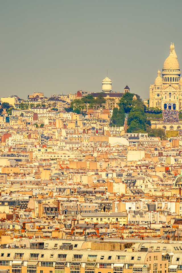 Панорама города Париж, католический храм Базилика Сакре-Кёр, Франция 