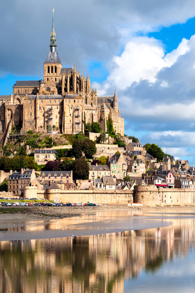 Остров крепость Мон-Сен-Мишель отражается в воде, Франция