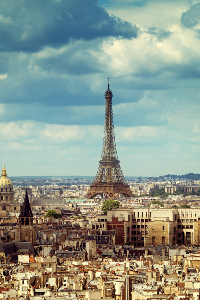 Вид на город Париж и Эйфелеву башню под красивым небом, Франция