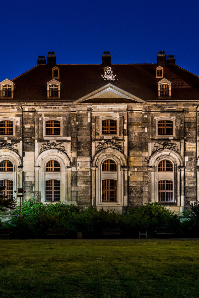 Старинный особняк  ночью, Дрезден. Германия 