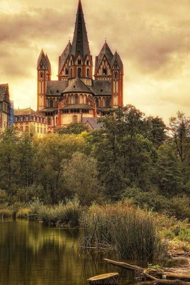 Старинный Лимбургский собор у озера, Германия 