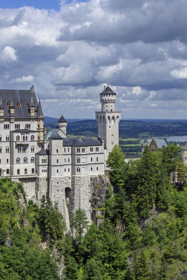 Старинный красивый замок Нойшванштайн, Германия 