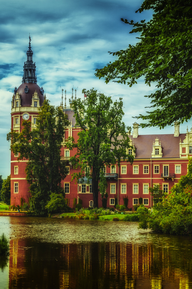 Старинный замок Морицбург у пруда, Германия 