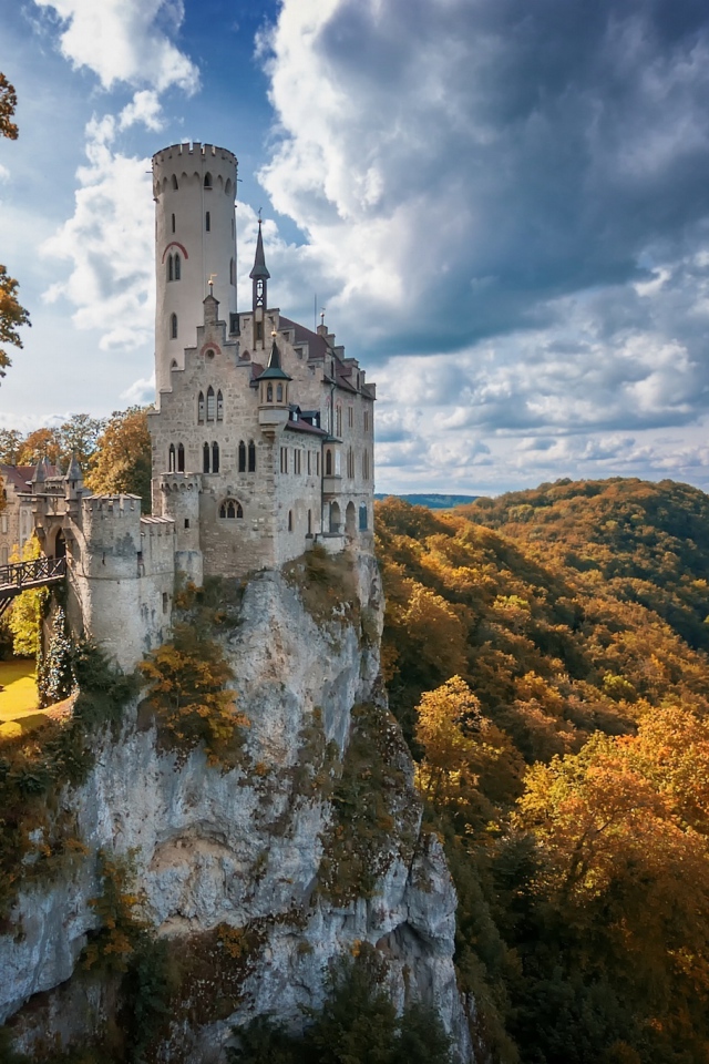 Старинный замок Лихтенштайн на утесе, Германия 