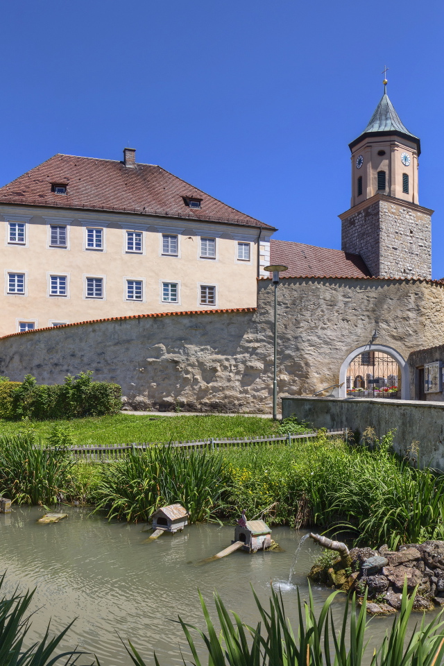 Красивый дом у пруда, Бавария. Германия