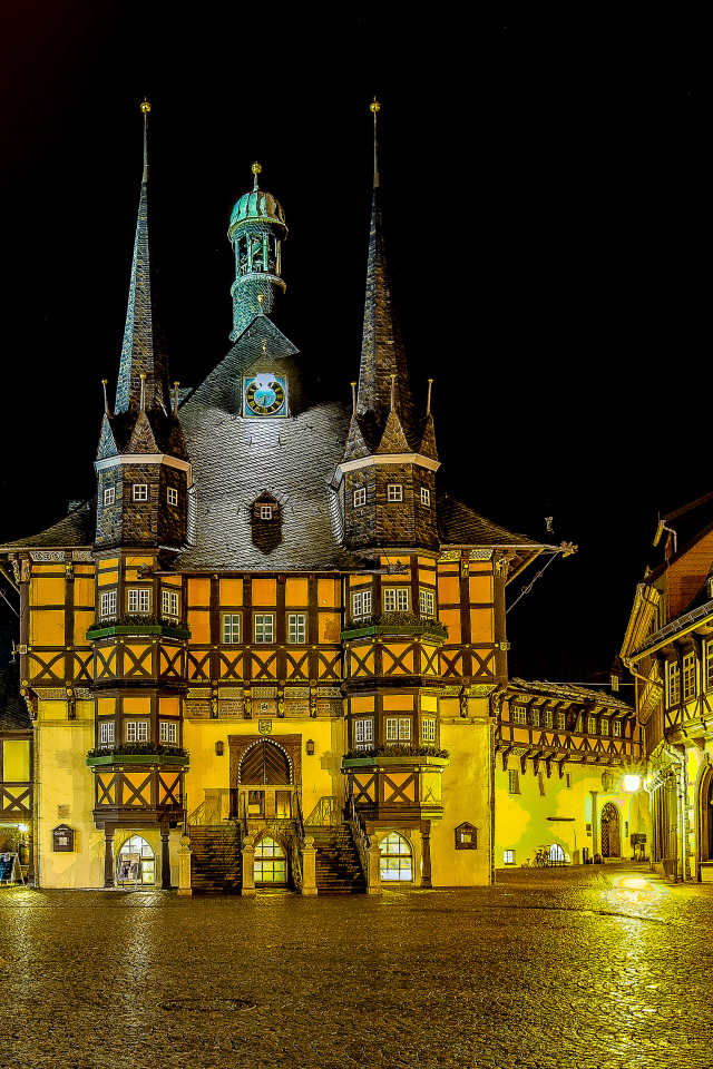 Красивый дом в городе Вернигероде ночью, Германия 