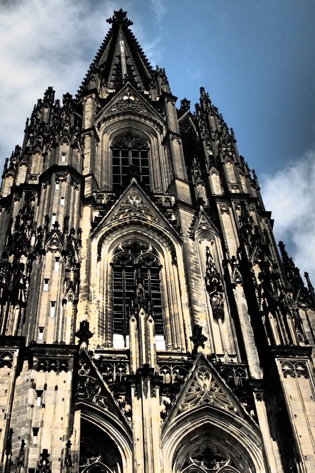 Кельнский собор на фоне красивого неба, Германия