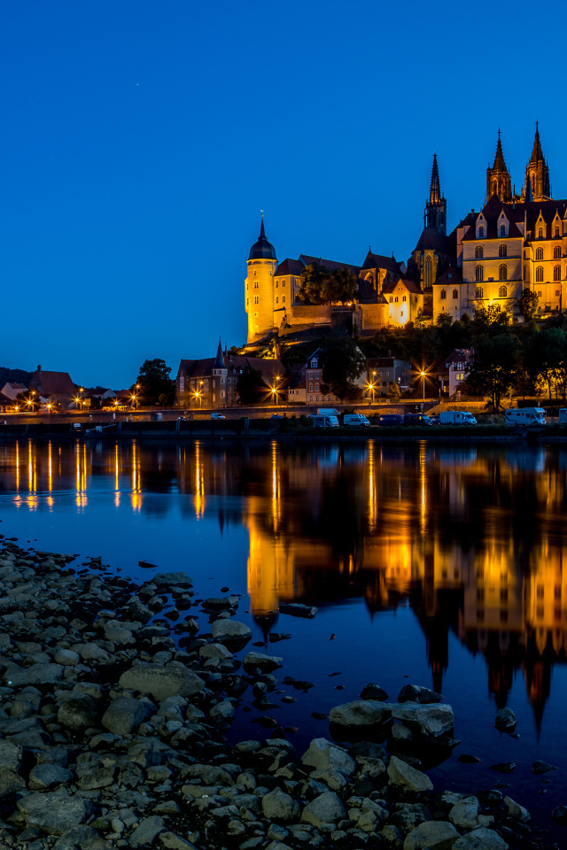 Вечерние огни замка Альбрехтсбург отражаются в воде, город Мейсен, Германия