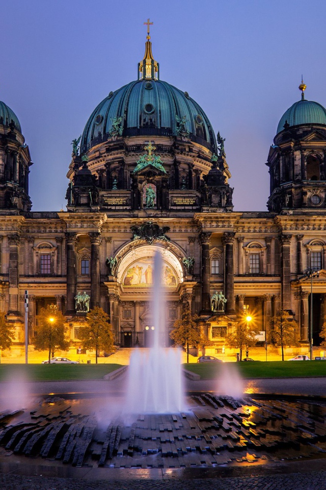 Фонтан у Берлинского кафедрального собора, Берлин. Германия 
