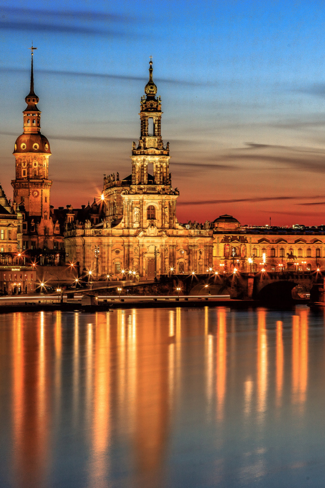 Собор Хофкирхе вечером, Дрезден. Германия 