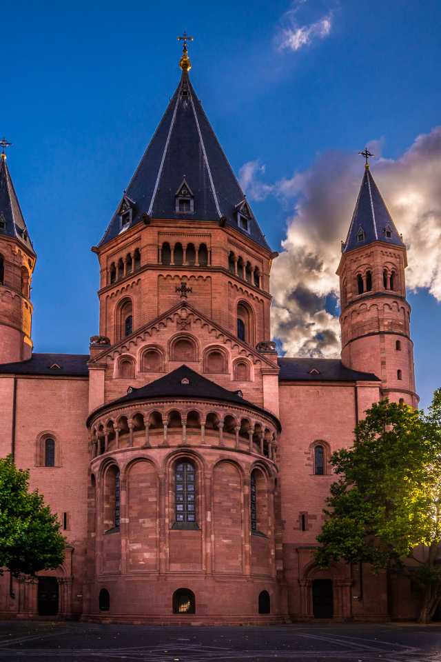 Кафедральный собор Майнца на фоне облаков, Германия 