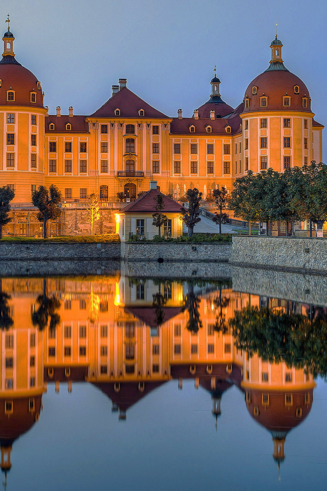 Замок Морицбург отражается в воде.  Германия 