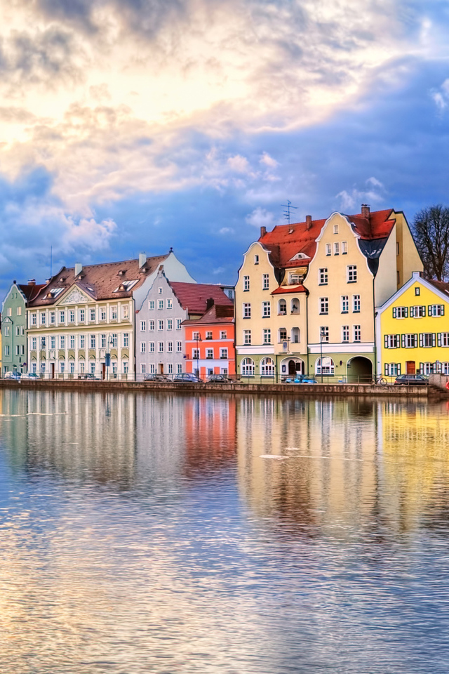 Разноцветные дома на набережной, Германия 