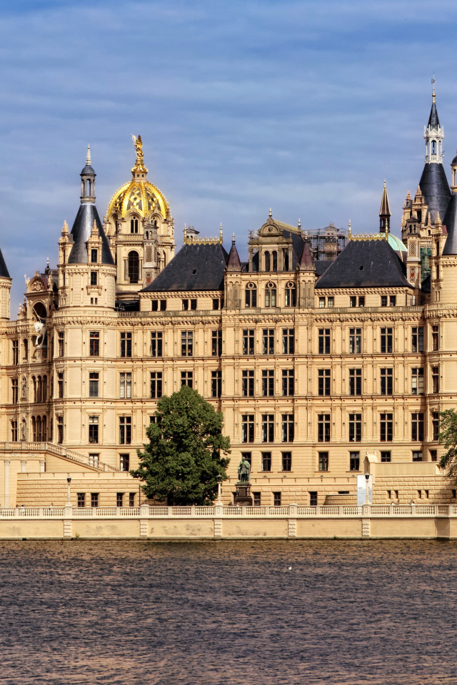 Шверинский замок у озера, Германия  