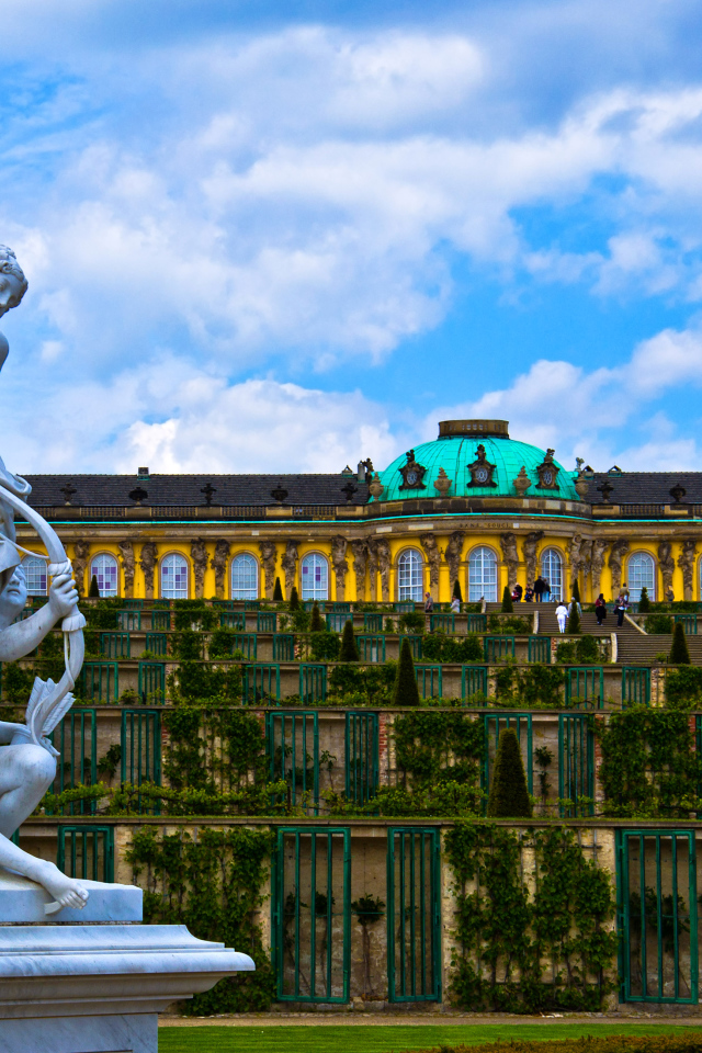 Скульптура у дворца Сан-Суси, Потсдам. Германия 