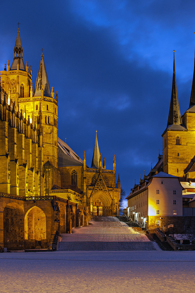 Католическая церковь в Эрфурте вечером, Германия 