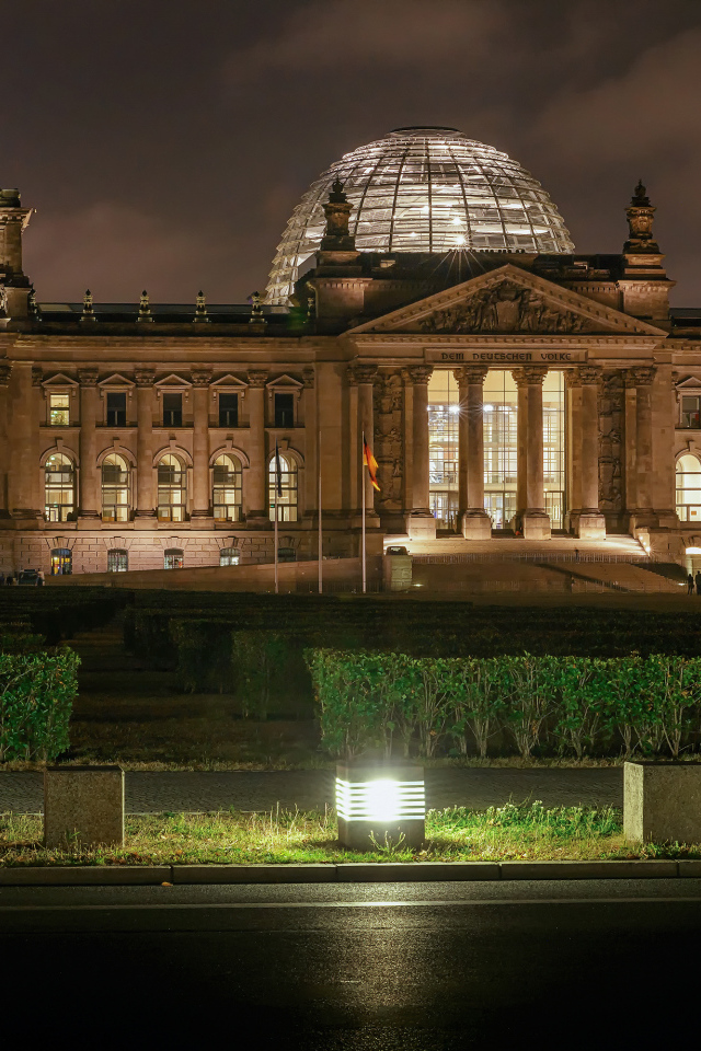 Здание Рейхстага вечером, Берлин, Германия 