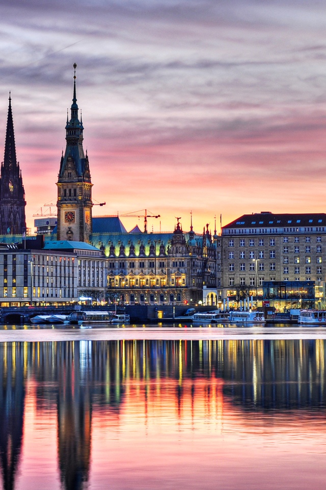 Здания вечернего города Гамбург отражаются в реке,  Германия 