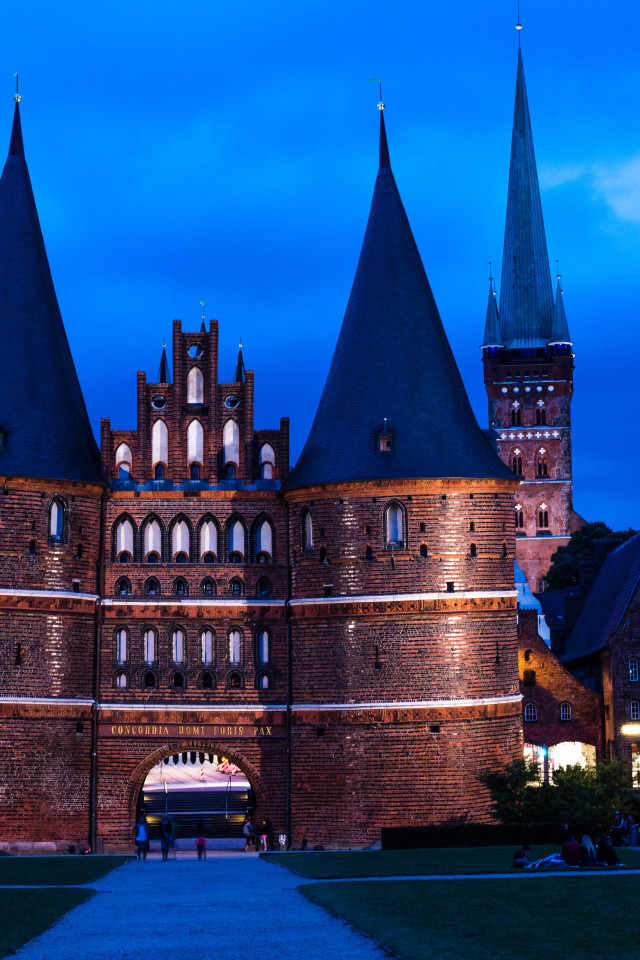 Старинный музей Хольстентор, город Любек. Германия 