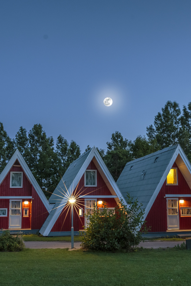 Необычные треугольные дома под ночным небом, Германия