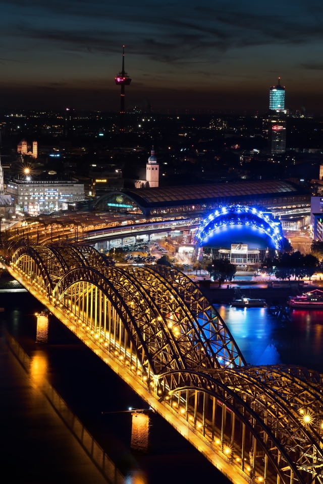 Вид на Кельнский собор и  мост Гогенцоллернов вечером, Германия